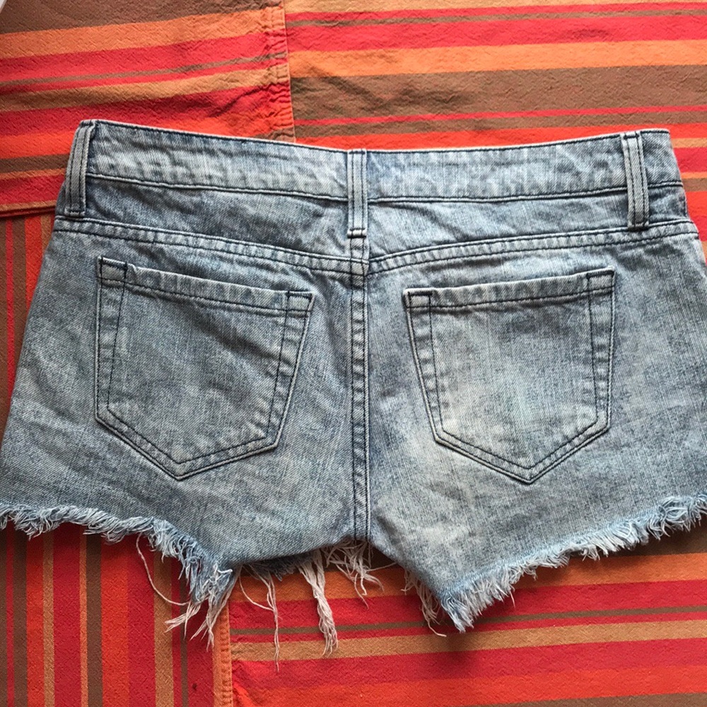 Cutoff jean shorts - Picture 2 of 4